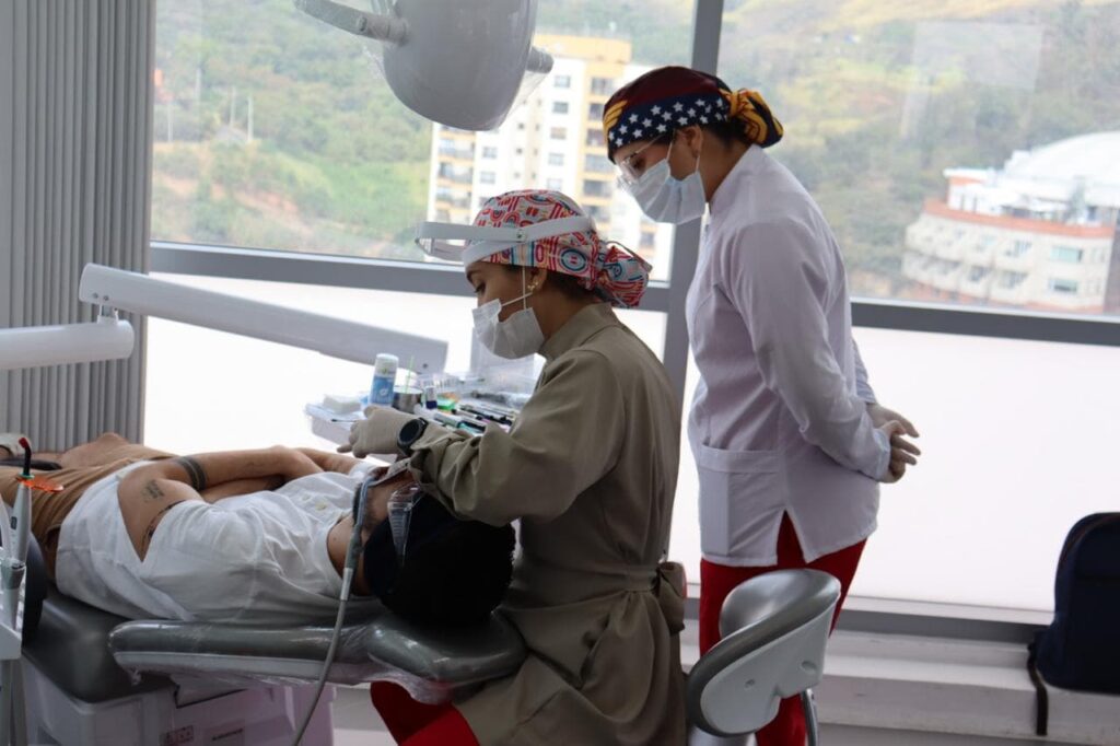 best dentist in colombia